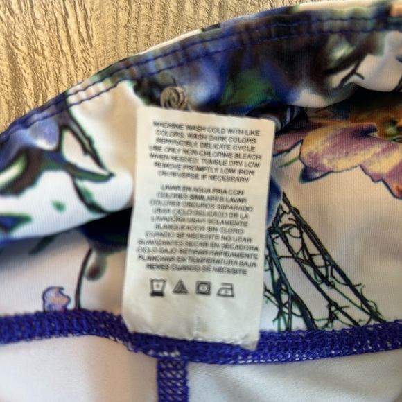 Apana Capri Yoga Pants Size XS
Leggings Blue Floral With Pockets Mesh
Vented Leg - Picture 6 of 10